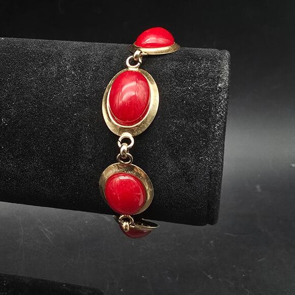 Vintage Red Jade Gold Tone Bracelet Oval Links Costume Jewelry - Picture 10 of 10
